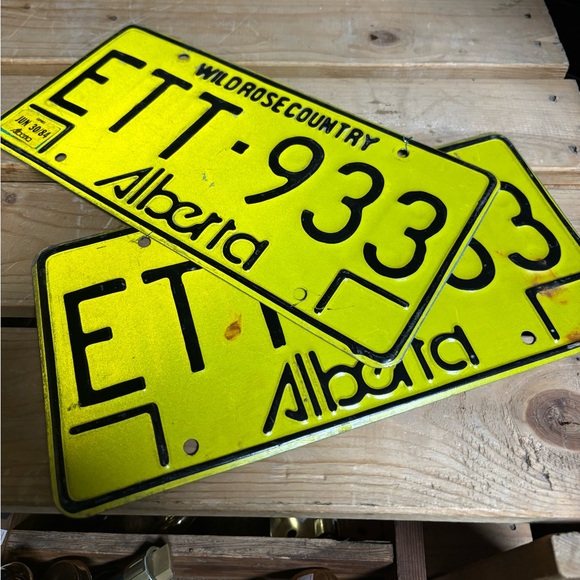 Canada / vintage Other - 2x vintage 80s Alberta license plates